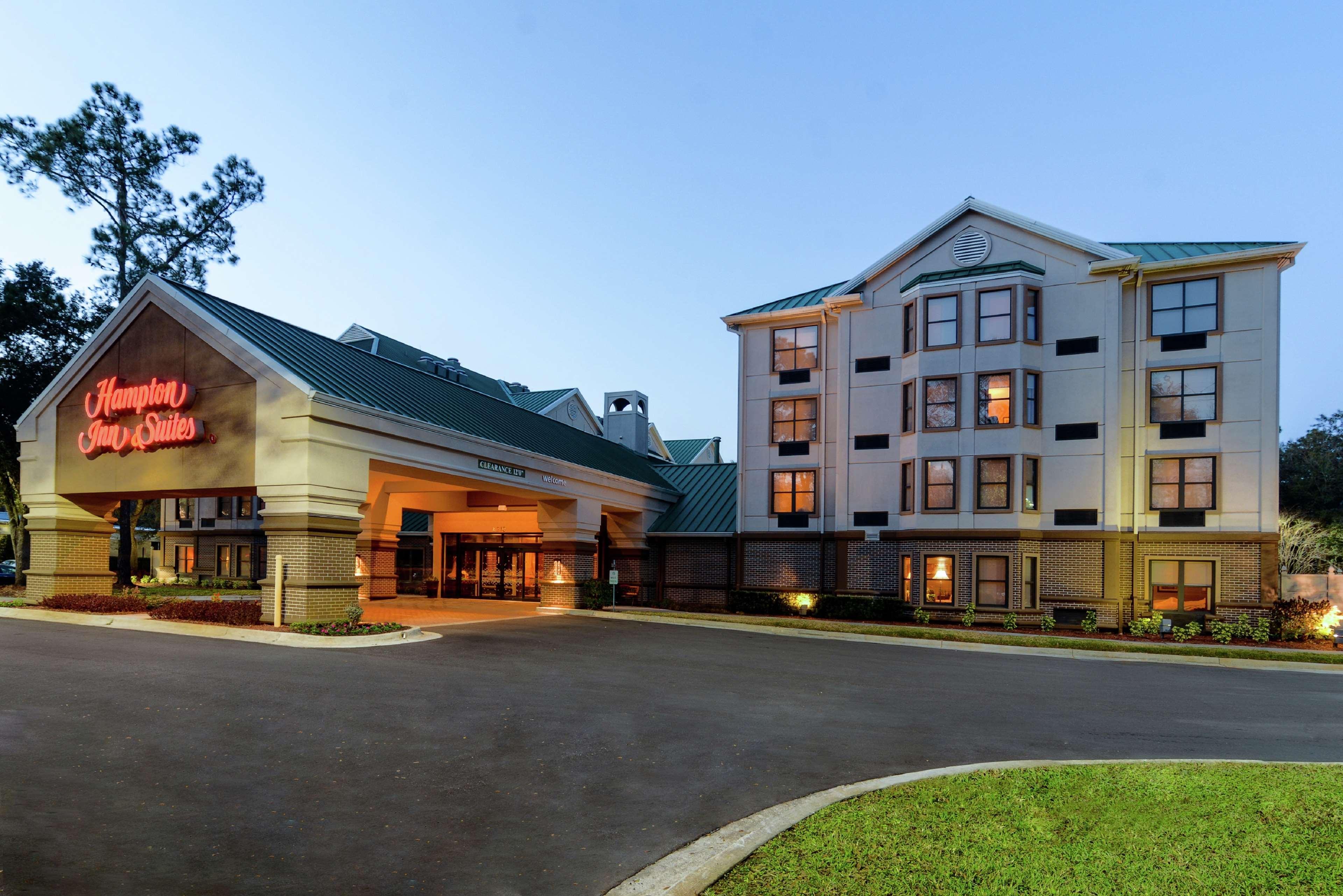 Hampton Inn & Suites Tampa-North Exterior photo